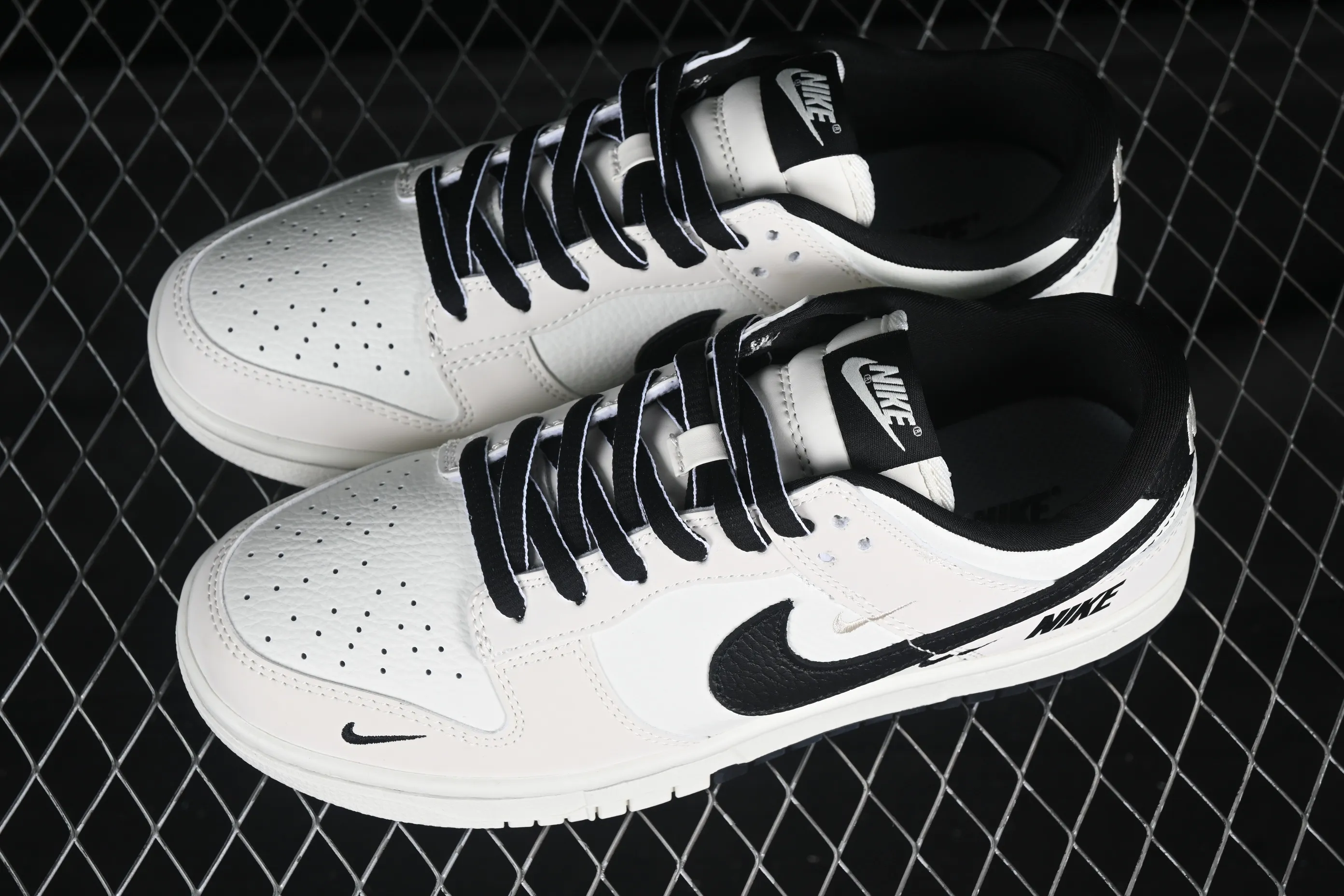 All Categories Nk SB Dunk Series Nk SB Dunk Low High-end Customized Low-top Shoes Nike SB Dunk Low Joint Three Hooks Beige and Black Color Low-top Casual Sports Skateboard Shoes SC9207-400